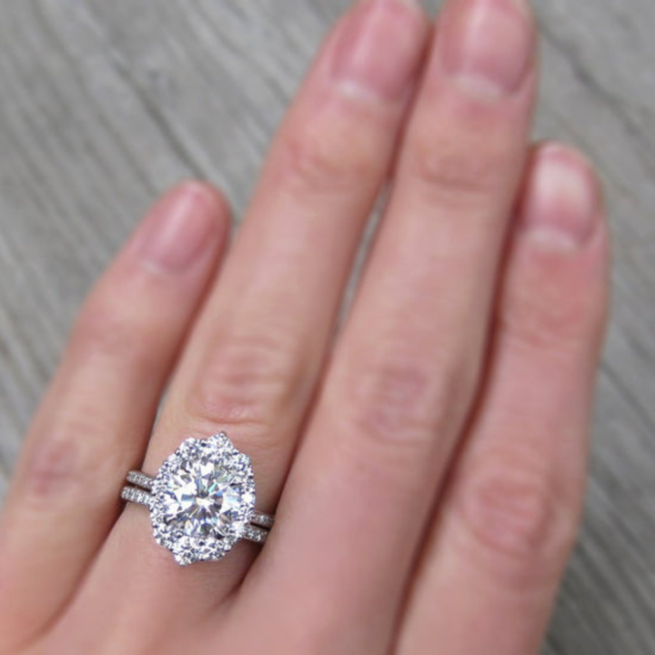 Frosted Halo Ring™ Luxury Ring – Radiant Grandeur in Icy Brilliance