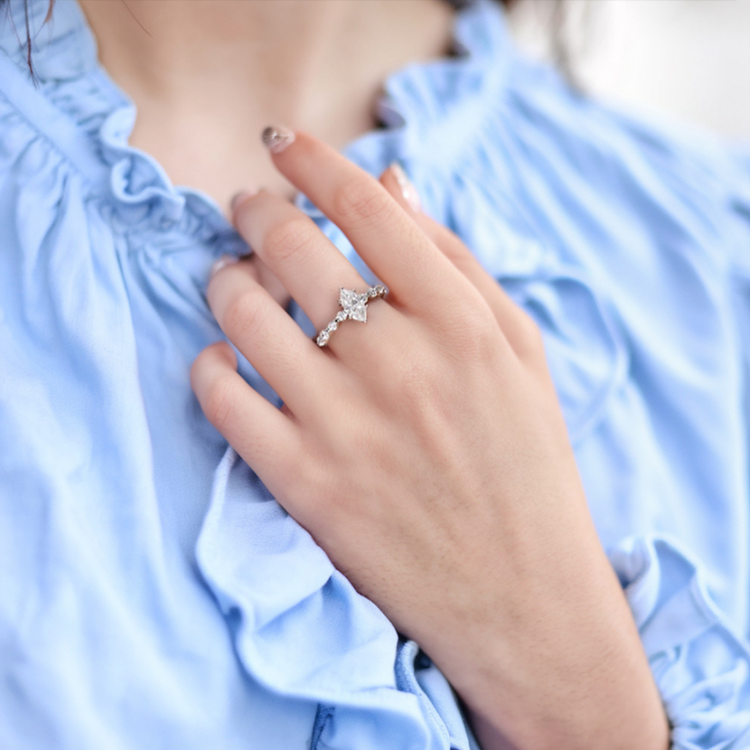 Silent Arrow Ring™ Colored Gem Stone – Grace in Motion, Sparkle in Stillness