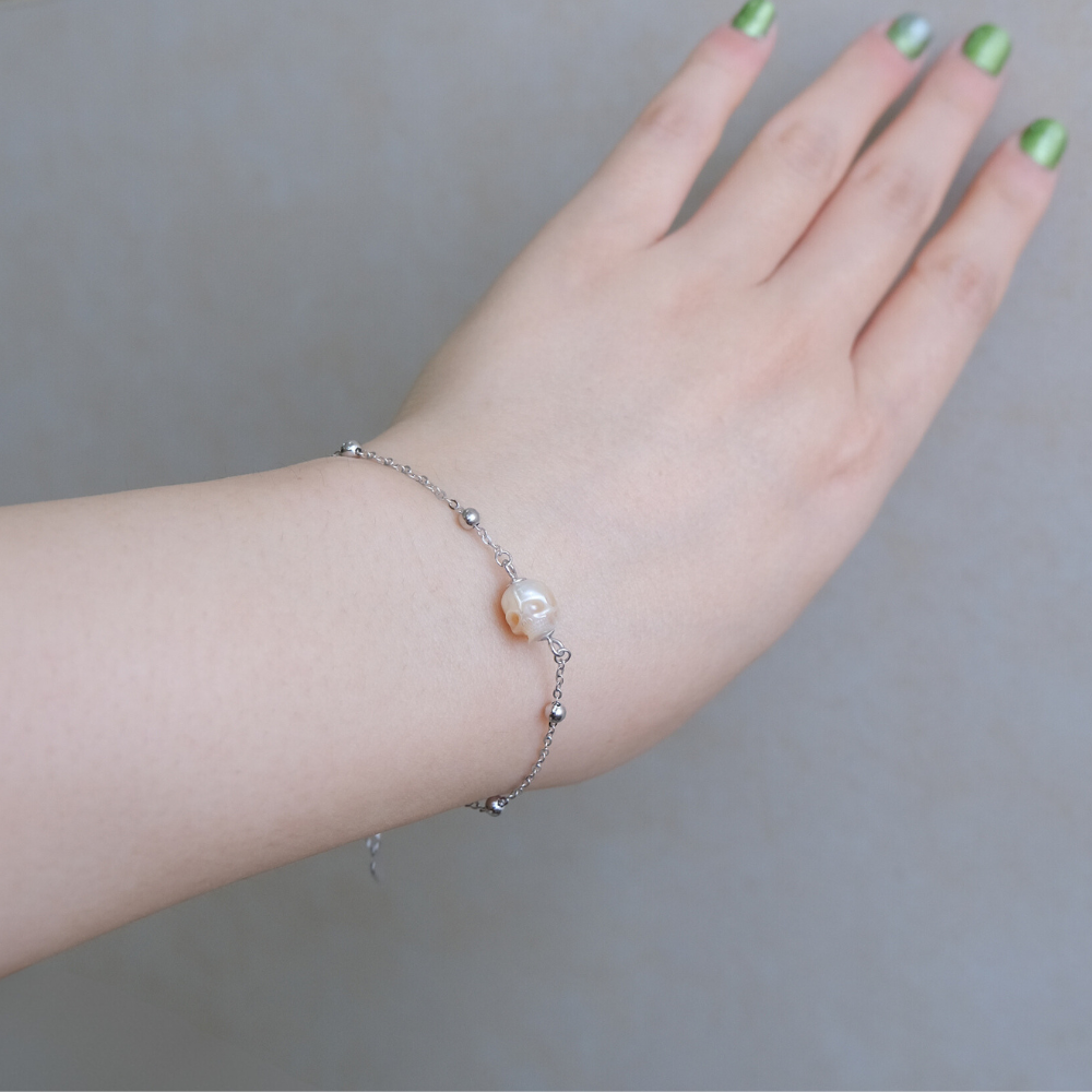 Minimalist Pearl Skull Chain Bracelet™ Skull Accessories – Timeless Elegance with an Edgy Twist