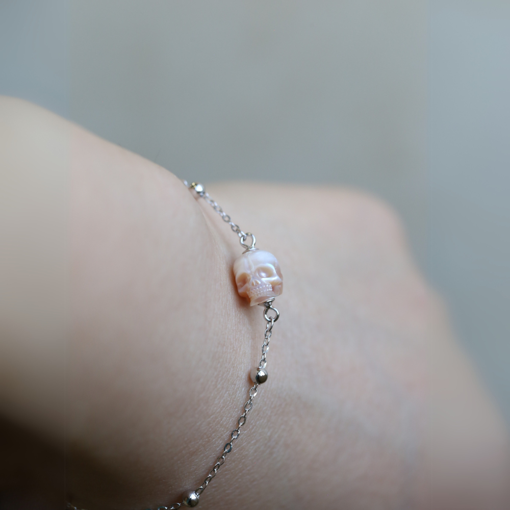 Minimalist Pearl Skull Chain Bracelet™ Skull Accessories – Timeless Elegance with an Edgy Twist